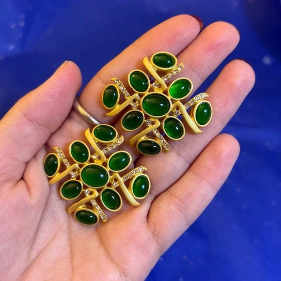 Vintage-inspired gold-tone statement earrings featuring rich green cabochon - Picture 5 of 5